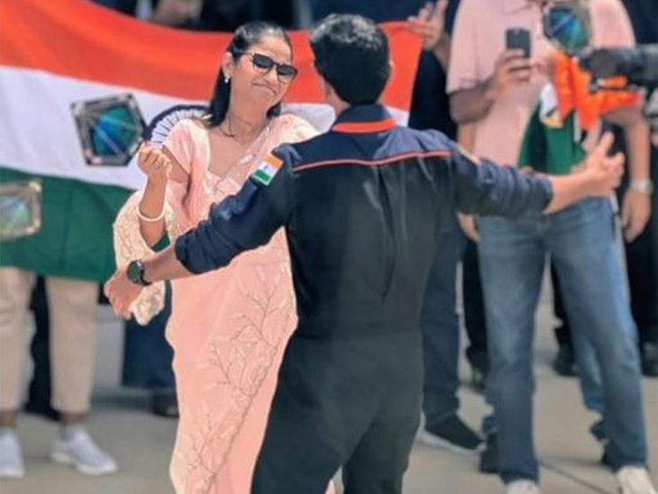 Shubhanshu's wife welcomed by spreading her arm. Shubhanshu has shared pictures of it Instagram.