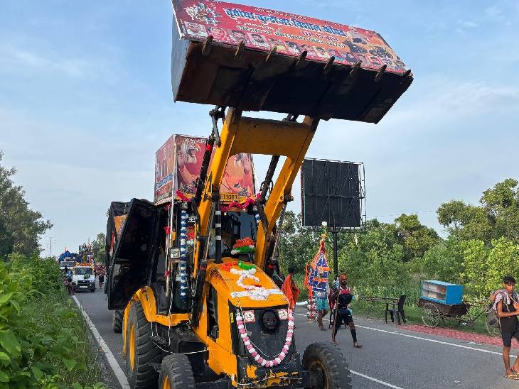 This bulldozer is Kavad, on which posters with pictures of PM Modi and CM Yogi are installed.