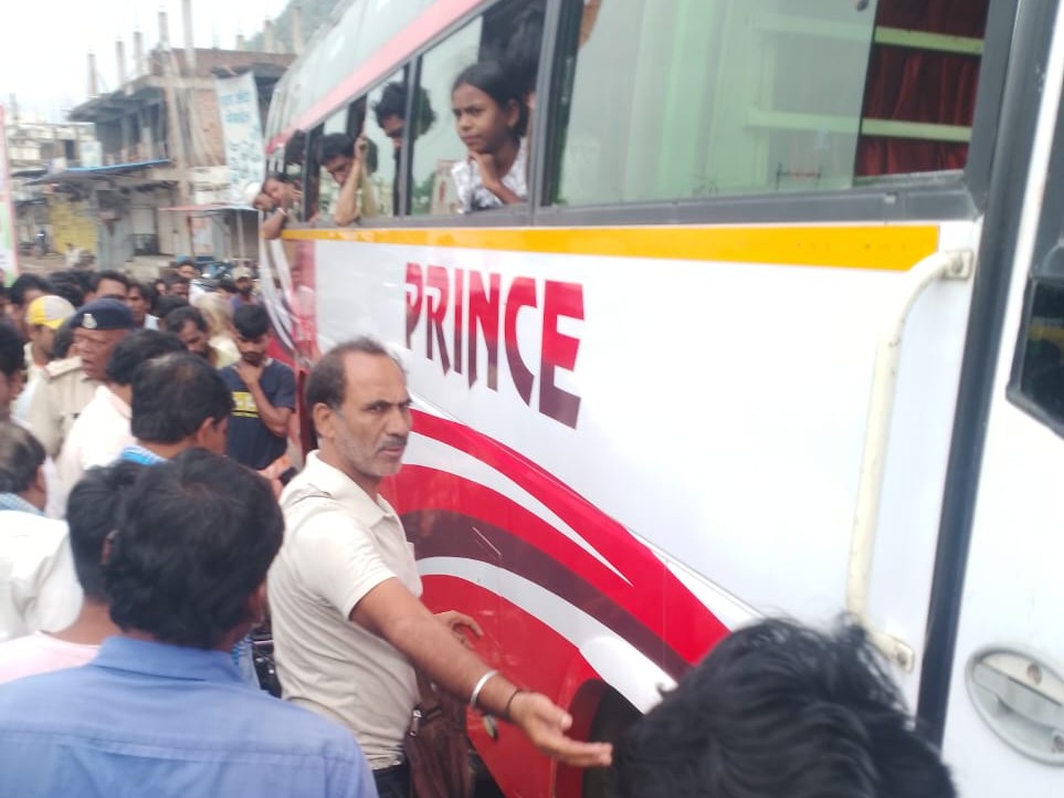 टक्कर के बाद बस में सवार यात्रियों में अफरा-तफरी मच गई।