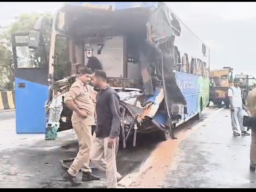 accident on Yamuna Expressway Bus collided with truck 2 including ...