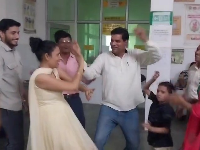 Health workers danced during duty at Srinagar CHC | श्रीनगर CHC में स्वास्थ्यकर्मियों ने ड्यूटी के दौरान किए डांस: दरवाजा बंद कर फिल्मी गानों पर थिरके, मरीज बेहाल ...