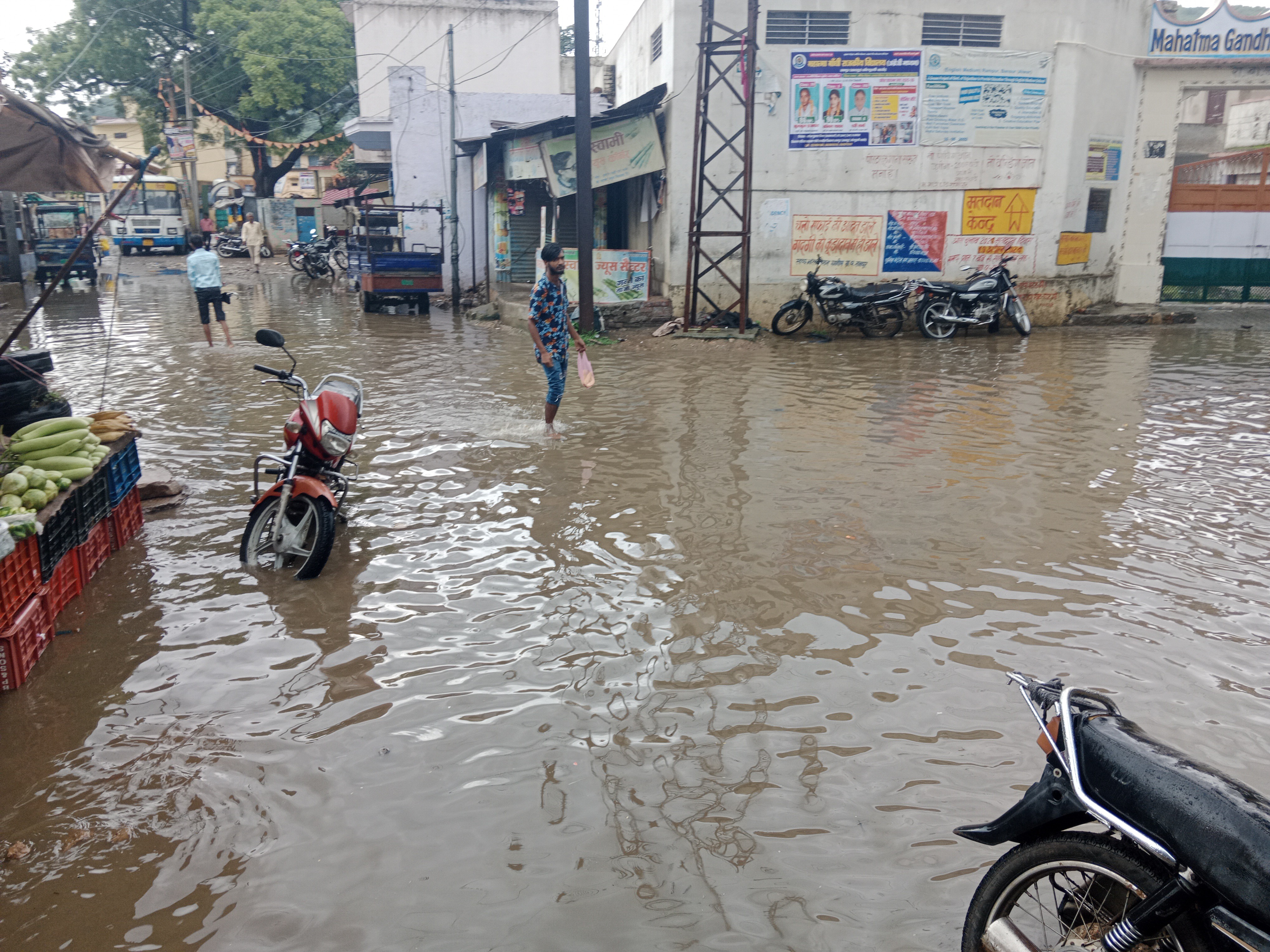 Waterlogging due to one hour of torrential rain in Bansur