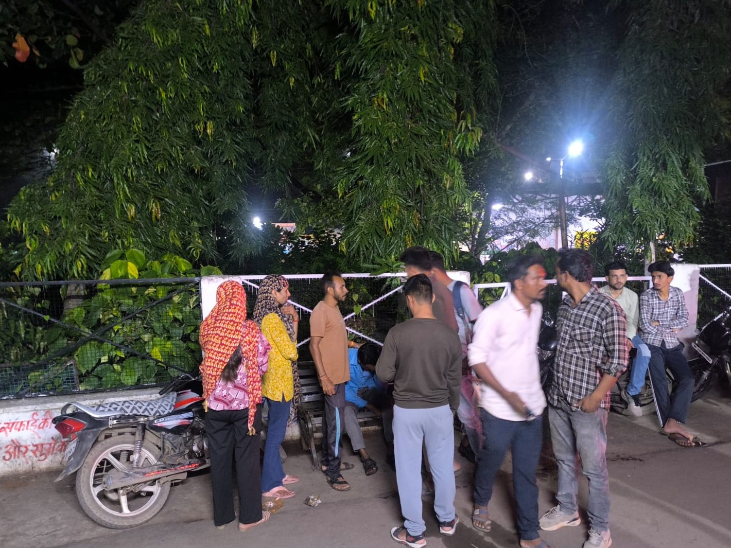 हादसे के बाद मौके पर भीड़ जमा हो गई थी।