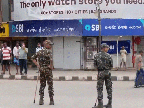 भुवनेश्वर में बैंक भी बंद रही। सड़क पर सुरक्षा के लिए सिक्योरिटी फोर्स की तैनाती की गई।