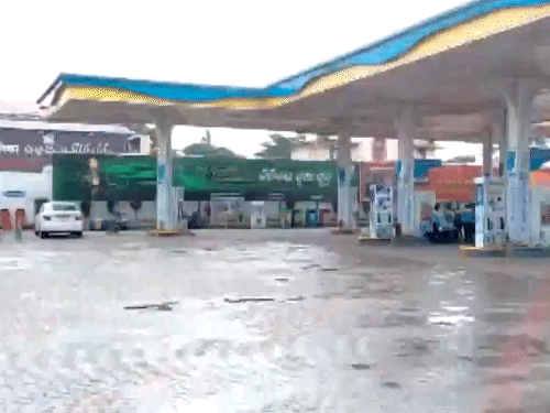ओडिशा के भुवनेश्वर में पेट्रोल पंप को भी बंद रखा गया।