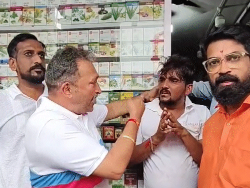 वीडियो में MNS कार्यकर्ता दुकानदार को धमकाते नजर आ रहे हैं।