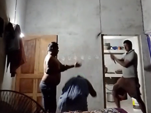 महिला के पति ने बचाव की कोशिश की तो आरोपी ने उस पर भी हमला किया, लेकिन पति ने किसी तरह अपनी जान बचाई।