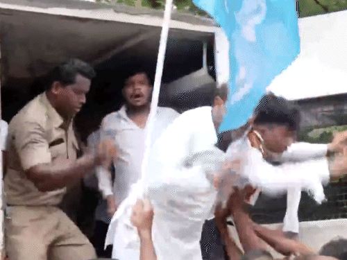 ओडिशा कांग्रेस इन चार्ज अजय कुमार लल्लू को पुलिस ने हिरासत में लिया था।