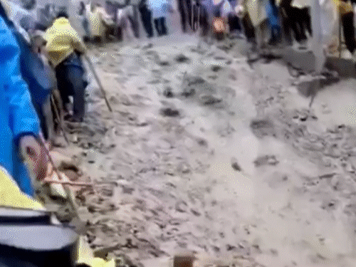 जम्मू-कश्मीर में बुधवार को अमरनाथ यात्रा रूट पर हुई लैंडस्लाइड में 1 महिला की मौत हो गई, जबकि 3 लोग घायल हो गए।