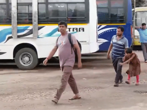 বাসগুলি ভুবনেশ্বরকে পর্যবেক্ষণ করা হয়েছিল। ভ্রমণকারীদের নীচে যেতে হয়েছিল।