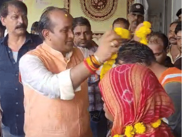 The Chairman welcomed the cleaning friends by wearing a flower garland.