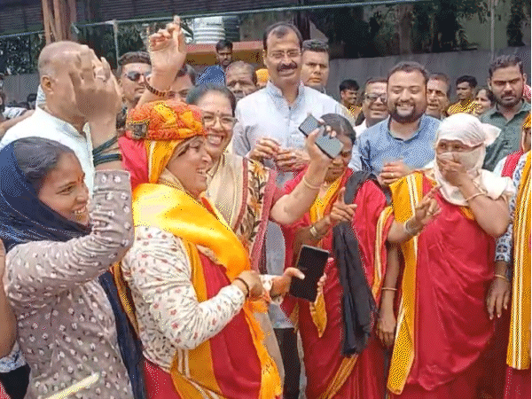 Some cleanliness lookeds were seen dancing with the female officer.