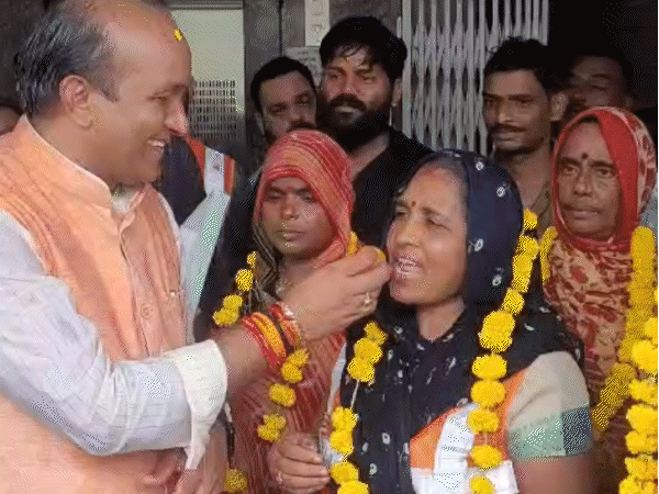 Suryavanshi thanked them by feeding laddus to cleanliness Didi.