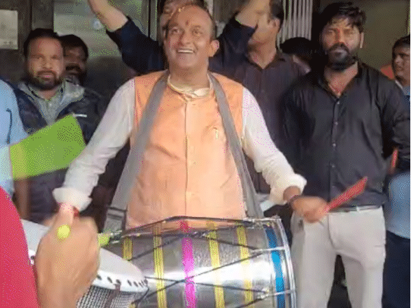 Corporation Chairman Kishan Suryavanshi played the drum in Bhopal.