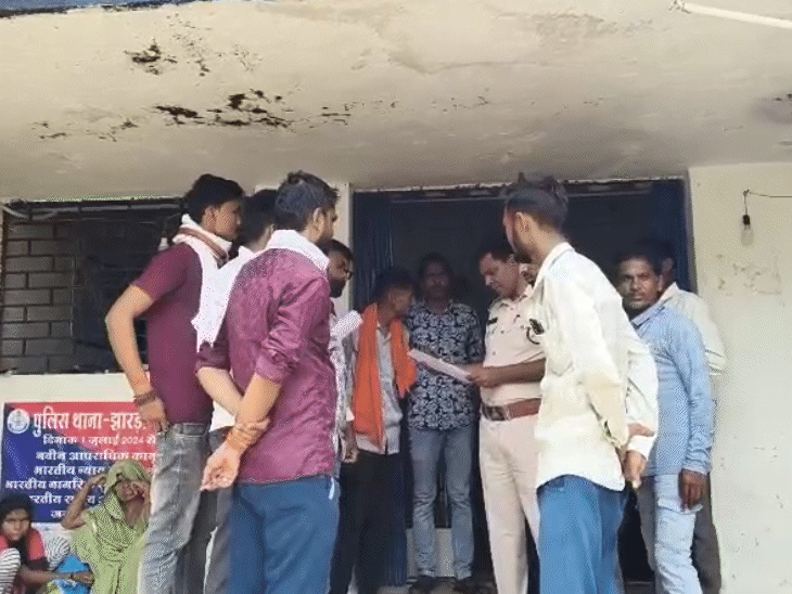 हिंदू संगठन के लोगों ने थाना प्रभारी को शिक्षक पर कार्रवाई की मांग को लेकर ज्ञापन सौंपा।