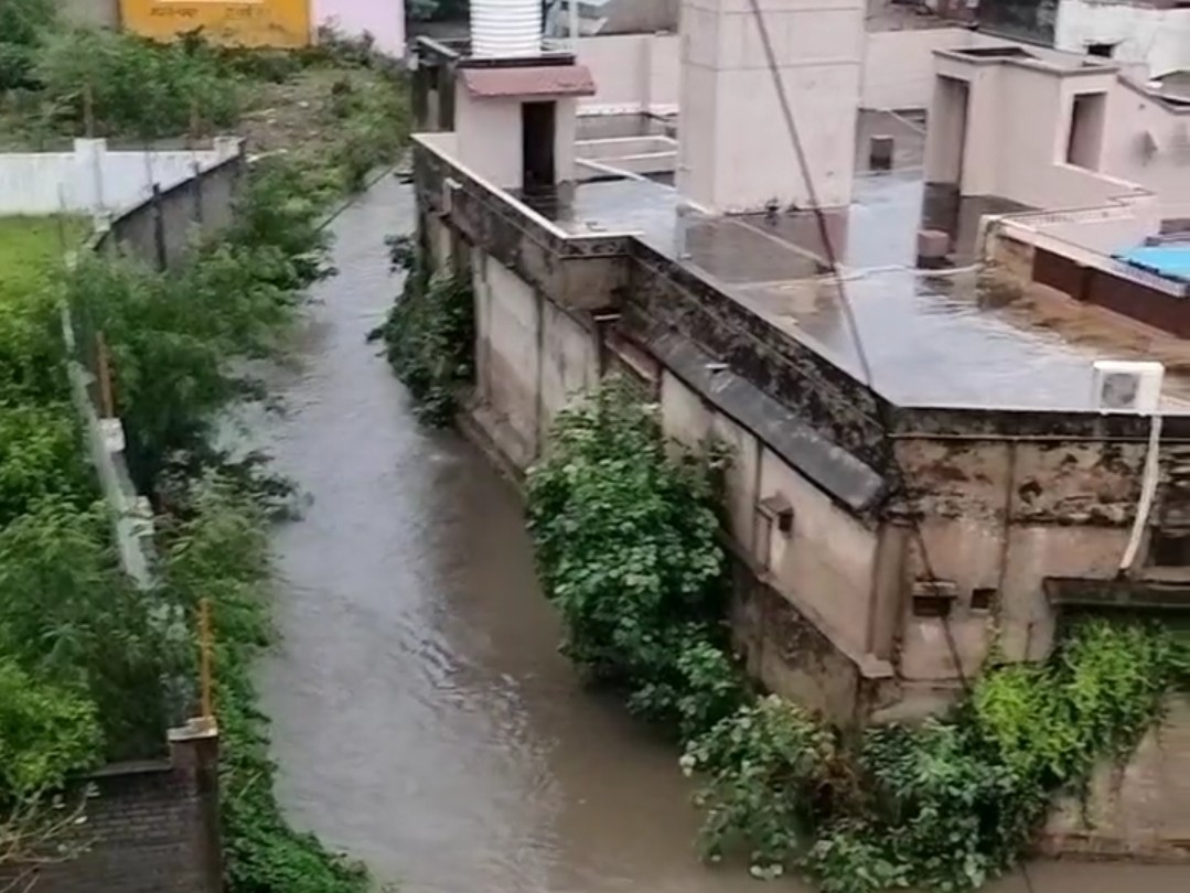 भरहुत नगर नाला ओवर फ्लो।