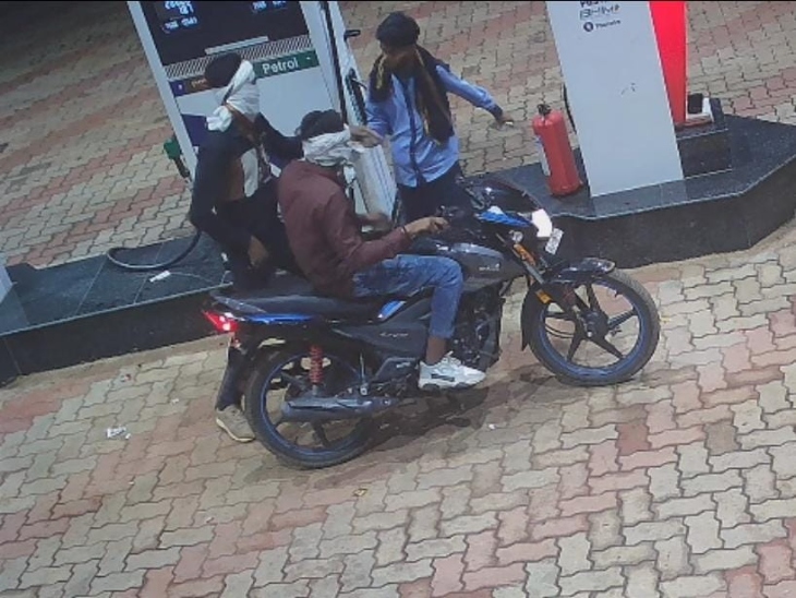 आरोपी ने पेट्रोल पंप कर्मचारी पर चाकू से हमला कर हाथ से कैश लूट लिया।