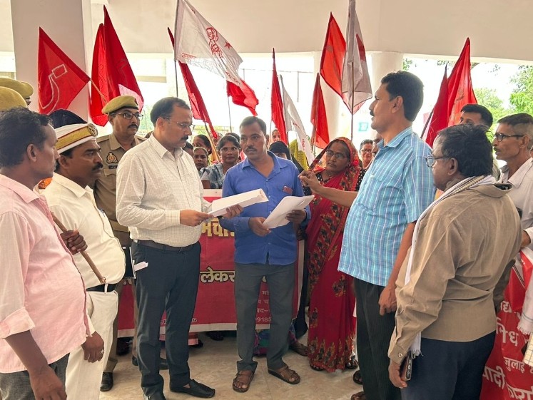 माकपा ने बस्ती में विरोध प्रदर्शन किया।