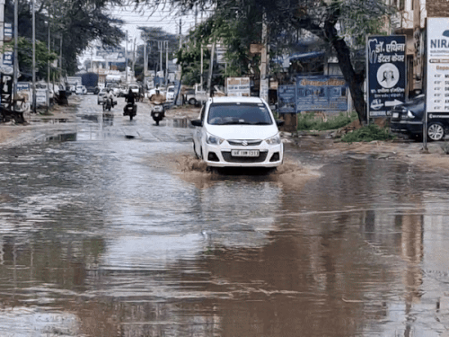 चरखी दादरी जिले के बाढड़ा कस्बे में जुई रोड पर जलभराव से गुजरते वाहन।