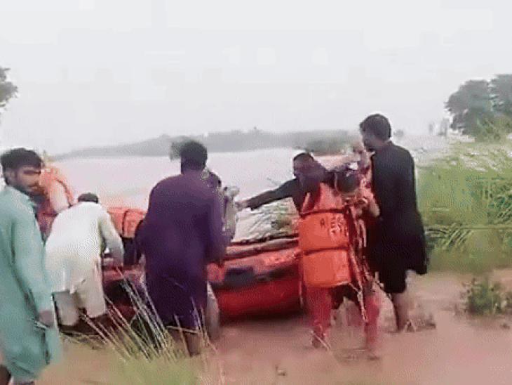Many areas of Sindh have over 15,000 rescue personnel and 800 boats high alerts.
