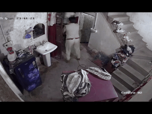 The police personnel of their defense resorted to the gate of the house and prevented the youth from entering.