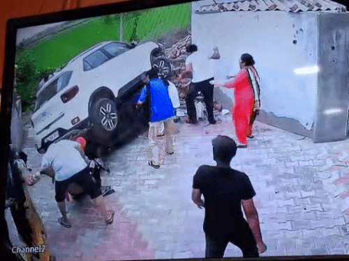 गाड़ी से उतरकर भागते आरोपी छोटे भाई को लोगों ने पकड़कर पिटाई भी की।