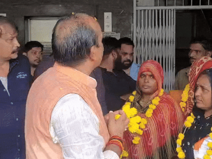 निगम अध्यक्ष ने मिठाई खिलाकर सफाईमित्रों का सम्मान किया।