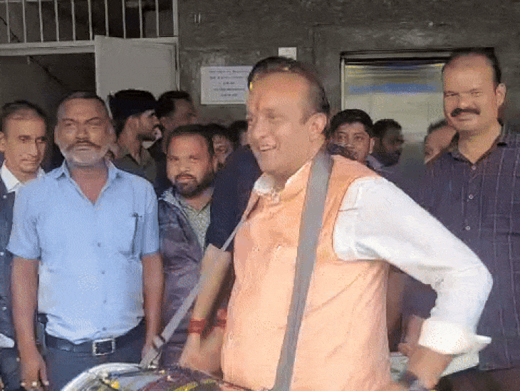 नगर निगम कार्यालय में ढोल बजाकर जश्न मनाते निगम अध्यक्ष किशन सूर्यवंशी।