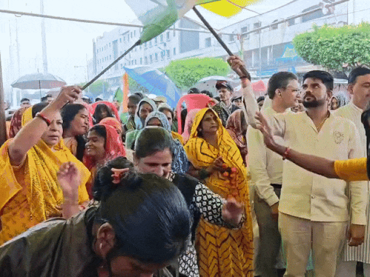 भोपाल के सम्मानित होने पर कर्मचारियों ने जश्न मनाया।