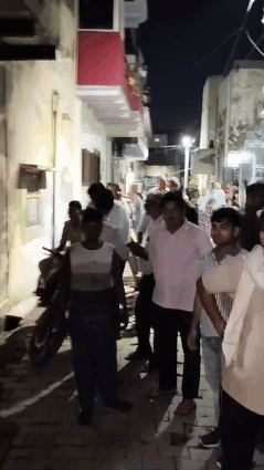 हत्या की सूचना मिलते ही मोहल्ले वालों की भीड़ जुट गई।
