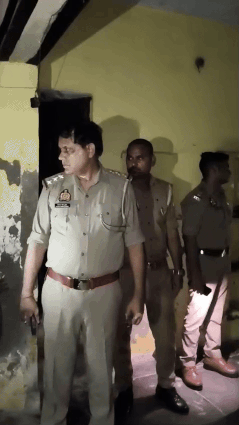 प्रेमी को पुलिस घर लेकर पहुंचा तो देखा शव कमरे में पड़ा मिला।