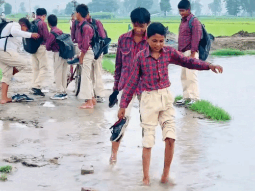 स्कूल को जाता रास्ता कीचड़ से भरा। जिसमें से बच्चे निकलने पर मजबूर।
