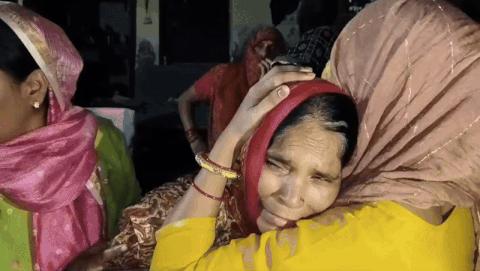युवती की हत्या के बाद उसकी मां का रो-रोकर बुरा हाल था। मोहल्ले की महिलाओं ने किसी तरह से उनको संभाला।