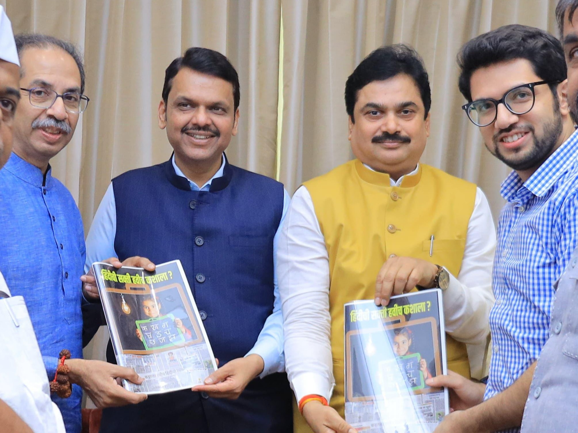 विधान परिषद के अध्यक्ष राम शिंदे के ऑफिस में फडणवीस-उद्धव की मुलाकात हुई। - Dainik Bhaskar