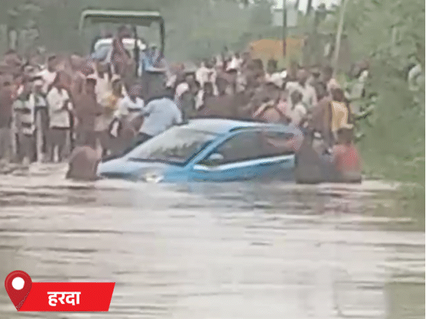 हरदा की मटकुली नदी में पुलिसकर्मी की कार बह गई। उसने कूदकर जान बचाई।