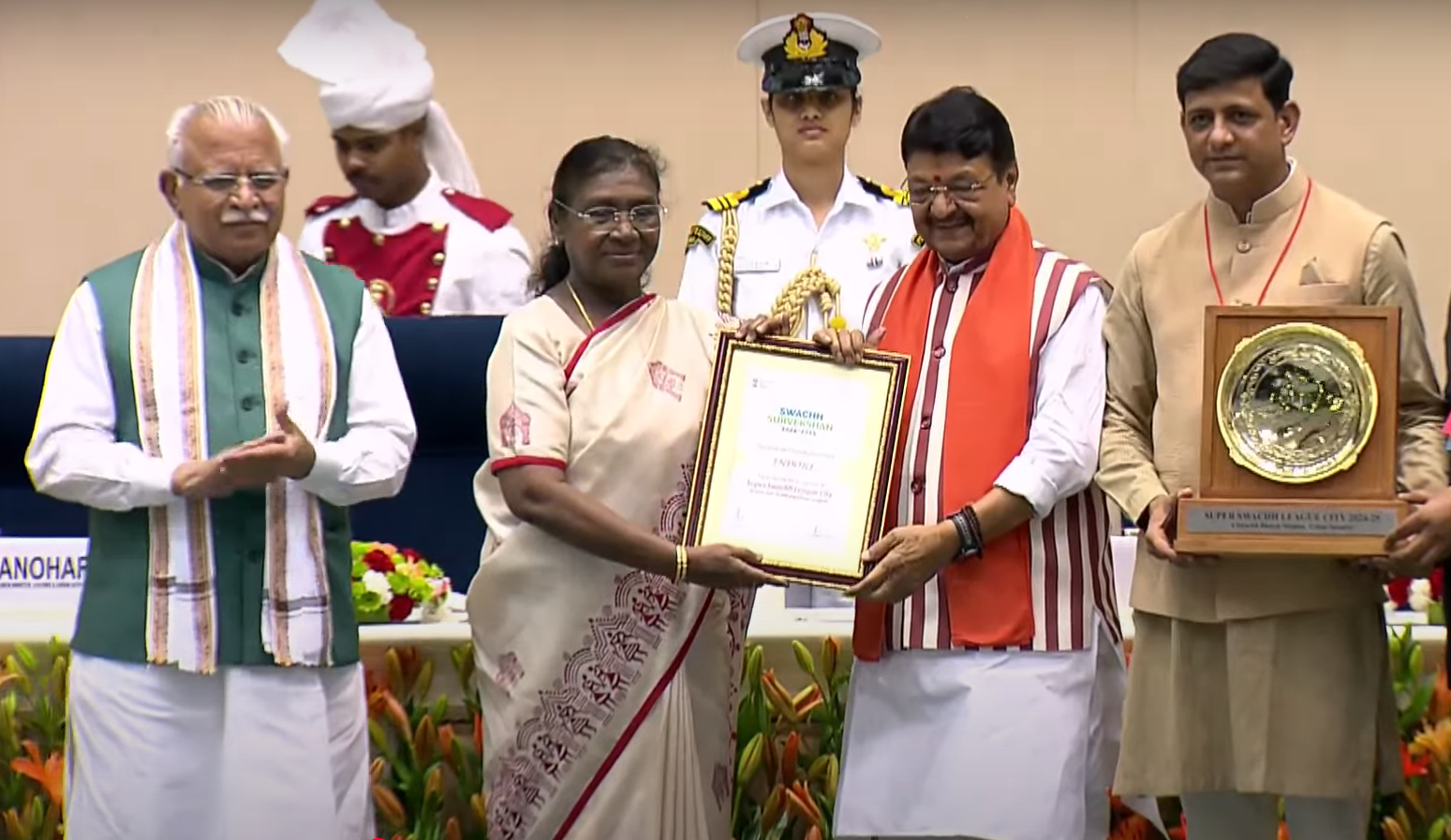 राज्य के नगरीय प्रशासन मंत्री विजयवर्गीय और महापौर पुष्यमित्र भार्गव ने ये अवॉर्ड लिया।