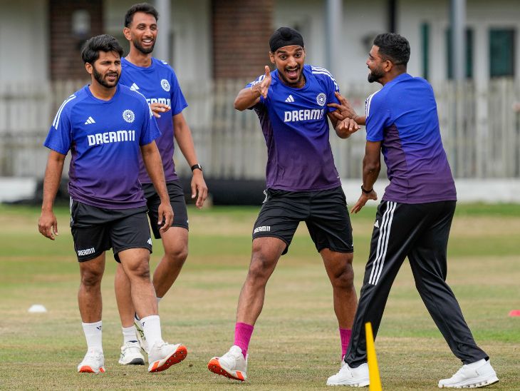 प्रैक्टिस के दौरान मोहम्मद सिराज, प्रसिद्ध कृष्णा और शार्दूल ठाकुर के साथ हंसी-मजाक करते अर्शदीप सिंह।