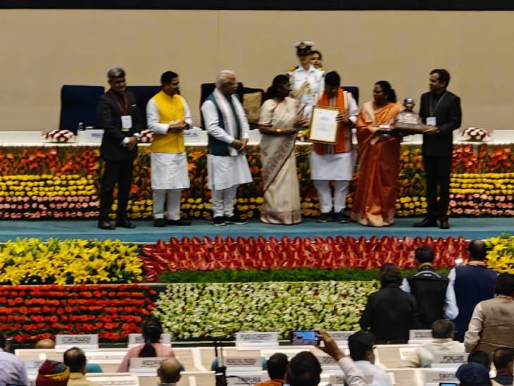 राष्ट्रपति द्रौपदी मुर्मु से स्वच्छता पुरस्कार लेते भोपाल की महापौर मालती राय और निगम आयुक्त।