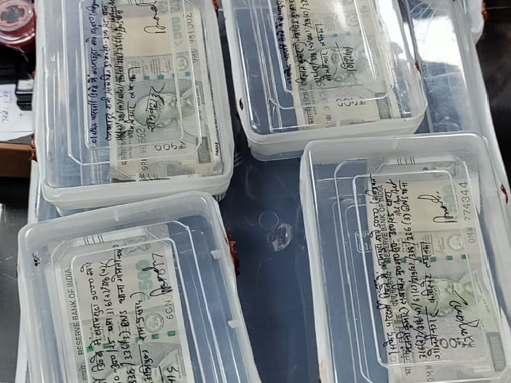 आरोपियों के पास मिले ठगी के रुपए।