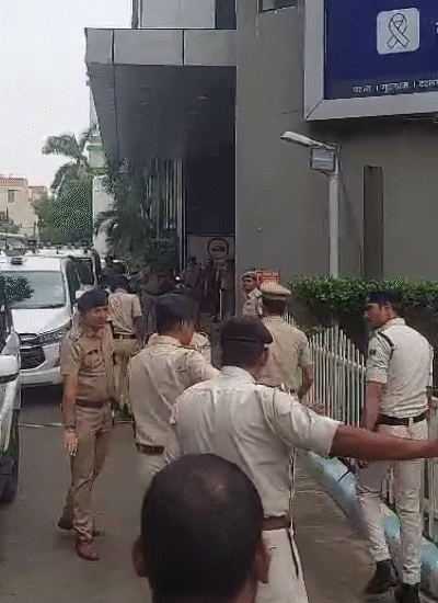Police have reached the spot after entering Paras Hospital in Patna's big hospital.