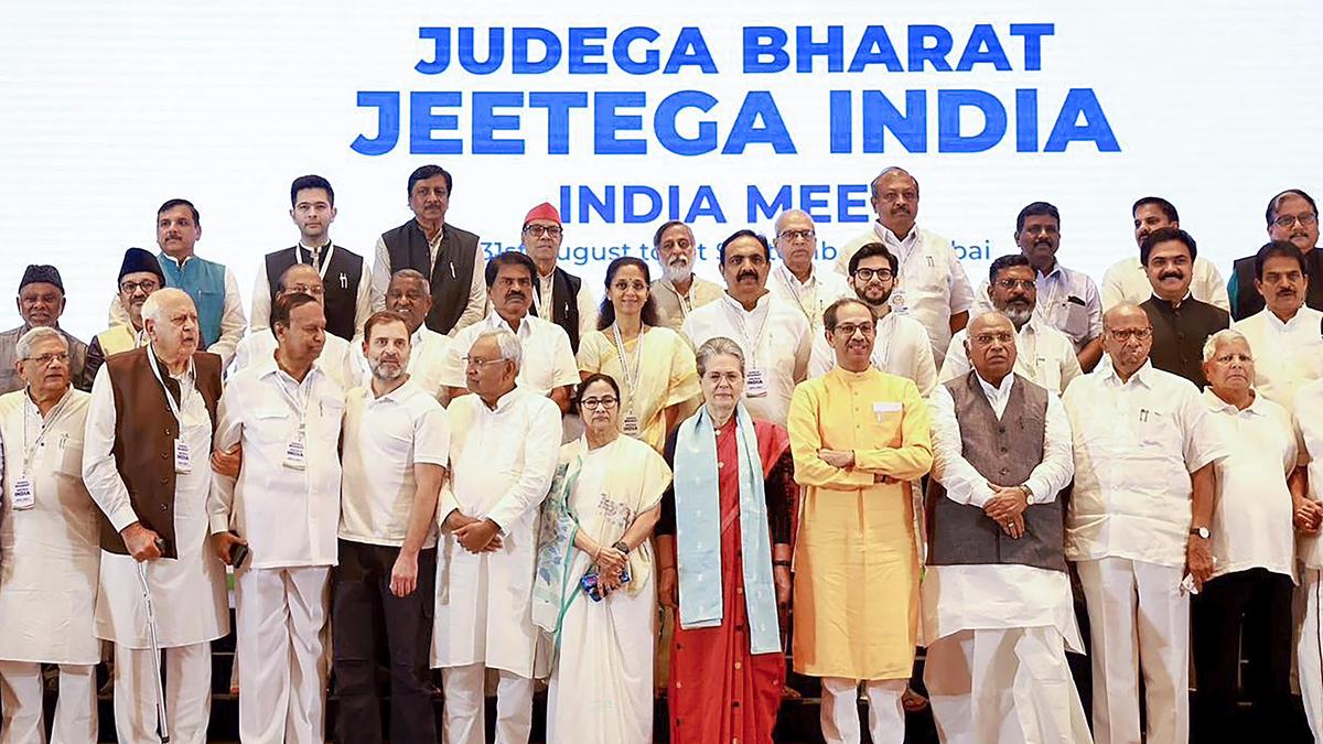 I.N.D.I.A. गठबंधन की ये तस्वीर 1 सितंबर 2023 को मुंबई में हुई पहली बैठक की है।