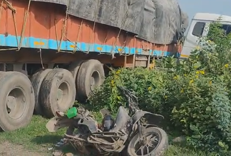 हादसे के बाद वहां पर मौजूद ट्राला।
