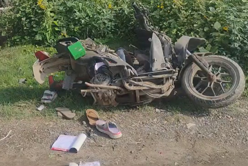 रेवाड़ी में घटनास्थल पर पड़ी स्कूटी और मृतकों के चप्पल-जूते।