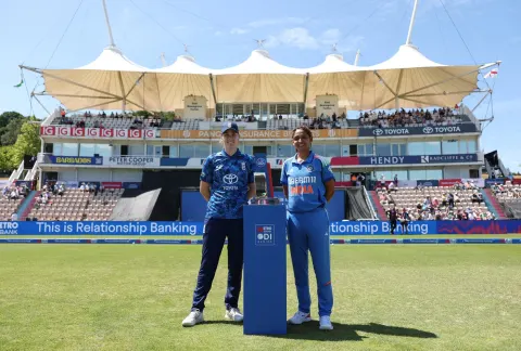 वनडे ट्रॉफी के साथ इंग्लैंड की कप्तान नेट स्किवर ब्रंट और भारतीय कप्तान हरमनप्रीत कौर।