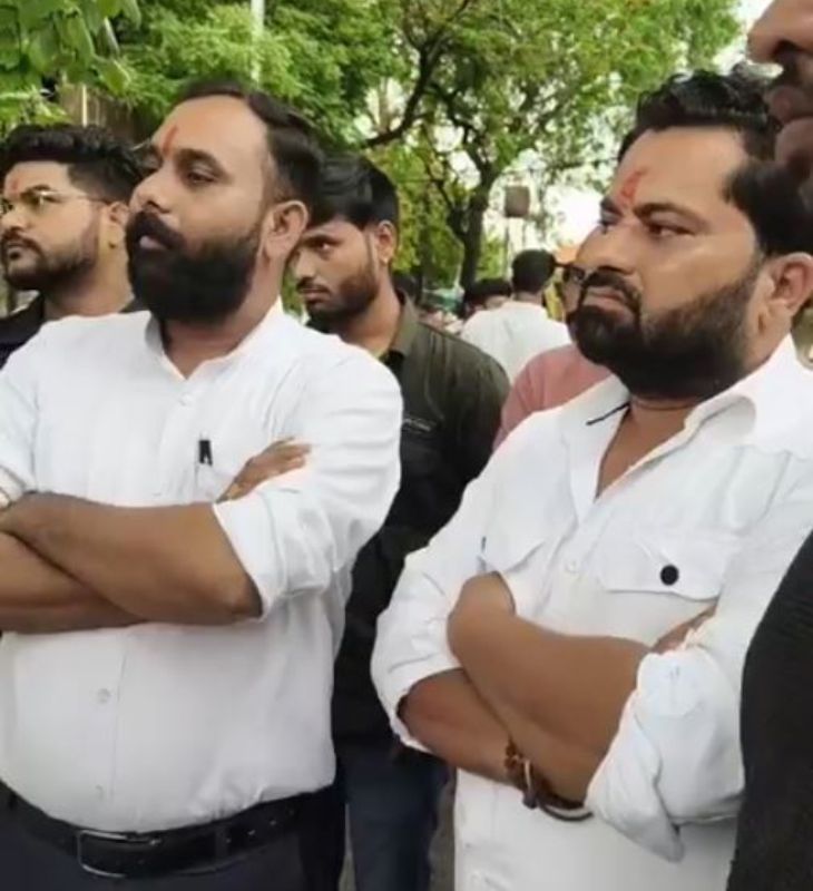 आशीष राजपूत(बाएं) और करणी सेना जिला अध्यक्ष सुनील ने आरोप लगाया कि पुलिस ने आरोपियों से मिलीभगत की।