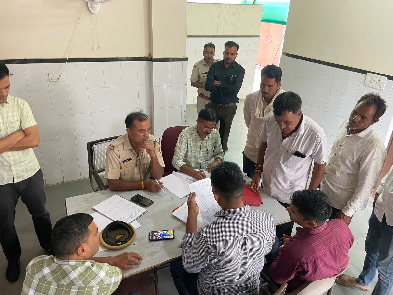 अजमेर में अजमेर-जयपुर हाईवे (राष्ट्रीय राजमार्ग-48) स्थित लामाना कट पर कार पलट गई थी। इसमें सवार चार लोगों की जान चली गई।
