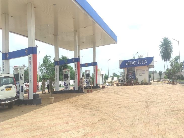 इसी पेट्रोल पंप में हत्या की वारदात हुई है।