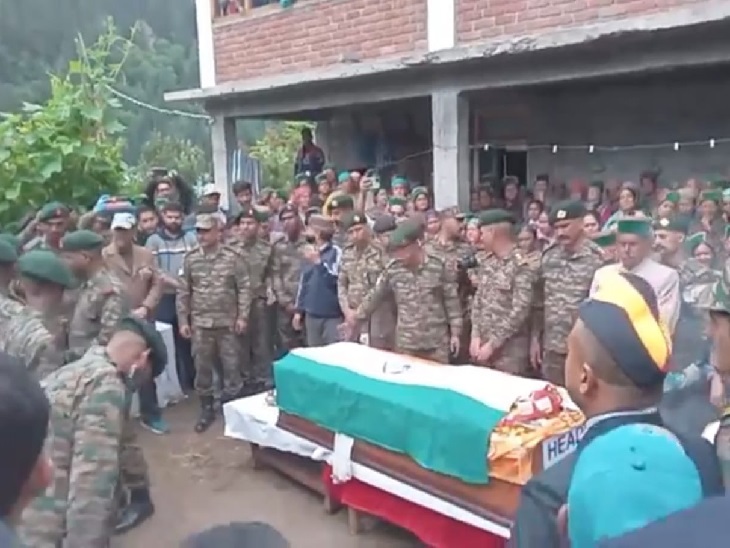 पुष्पेंद्र नेगी की पार्थिव देह घर पर अंतिम दर्शन को रखी गई।