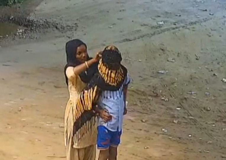 चोरी करने गए चोरों के मुंह पर युवती ने कपड़ा बांधा,जिससे कि चोरों के चेहरे नजर न आए।