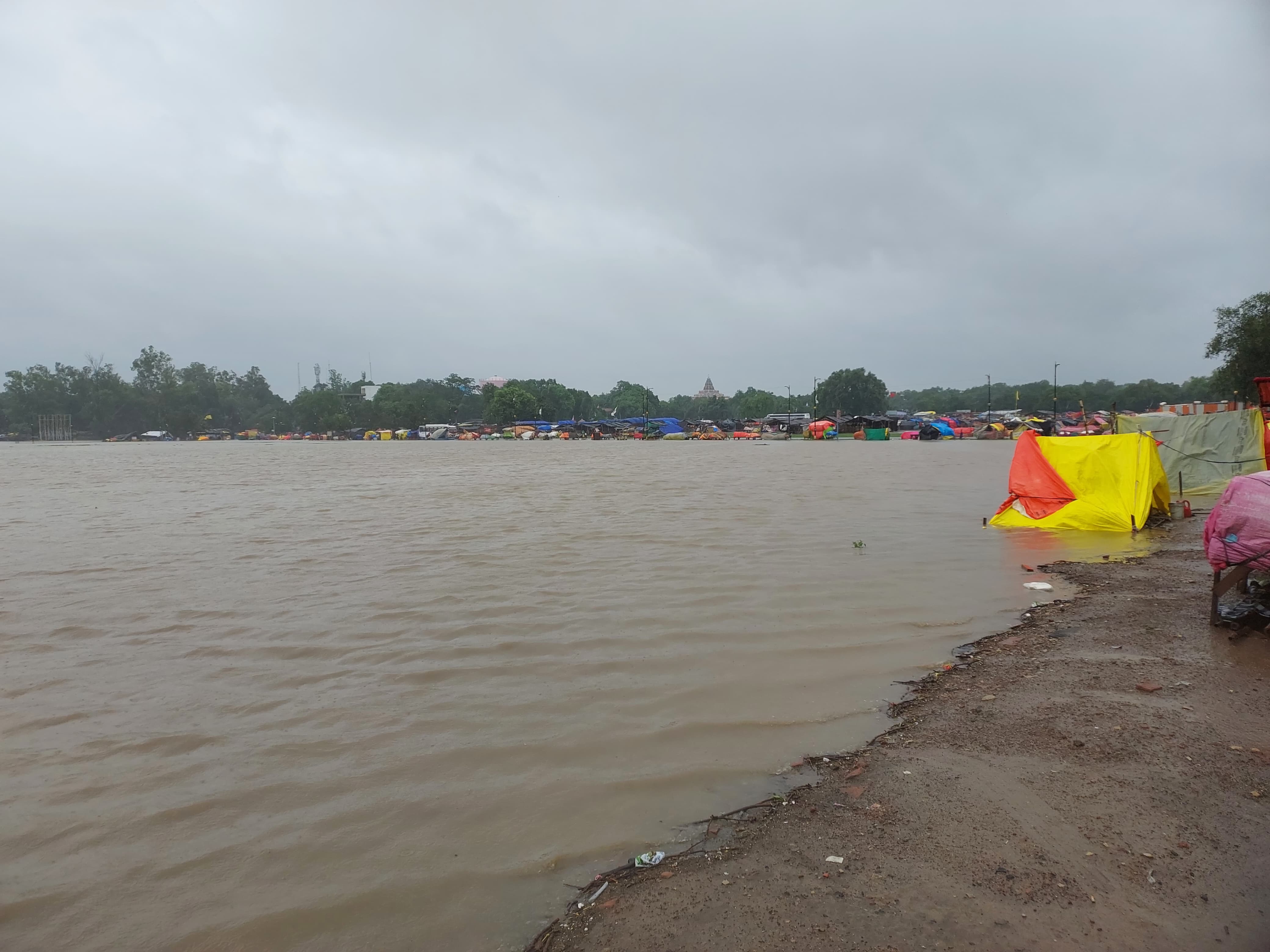 संगम के परेड ग्राउंड में बारिश से जलभराव